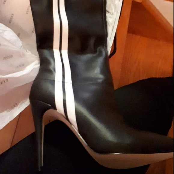 Beautiful black and white Guess New Sexy Boots - Picture 2 of 3